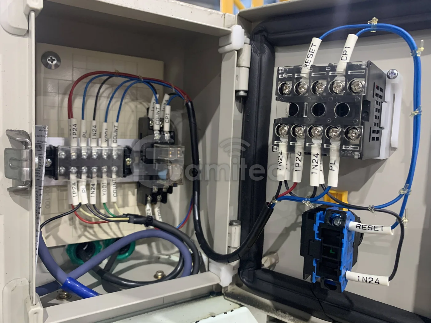 Hộp điện mở cửa: bên trái hàng cầu đấu và relay, mặt trong cánh cửa là đế bộ đếm; mỗi đầu dây có nhãn như RESET, CP1, COUNT.