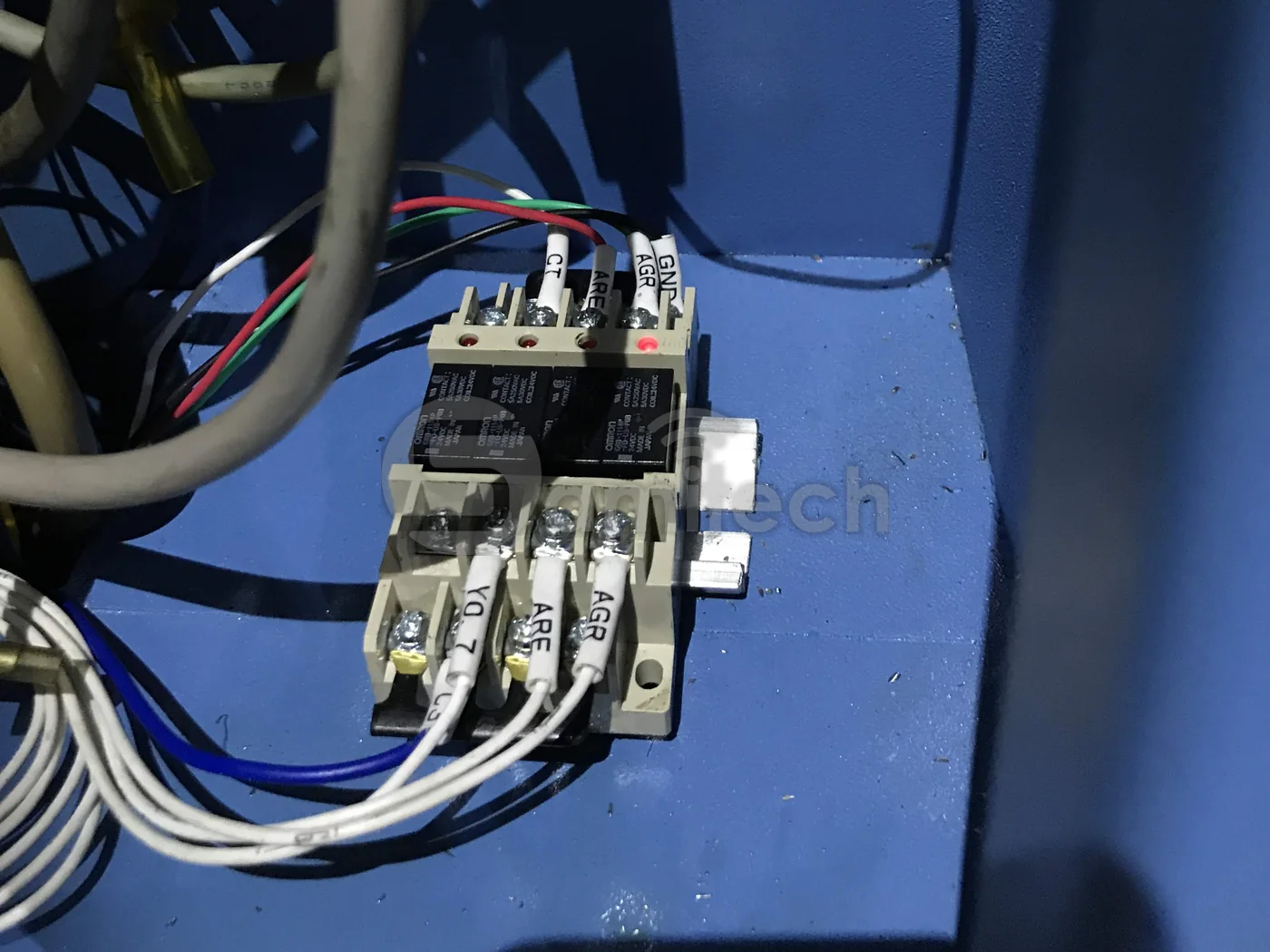 Đế relay bốn kênh gắn trong thân máy, đầu dây dán nhãn CT, ARE, AGR, YO_7; bó dây xám và dây điện màu chạy tới.